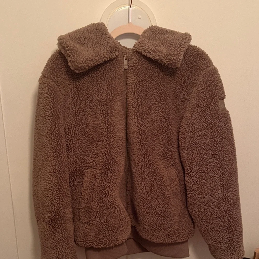 ALO Downtown Sherpa Jacket in Light Cocoa